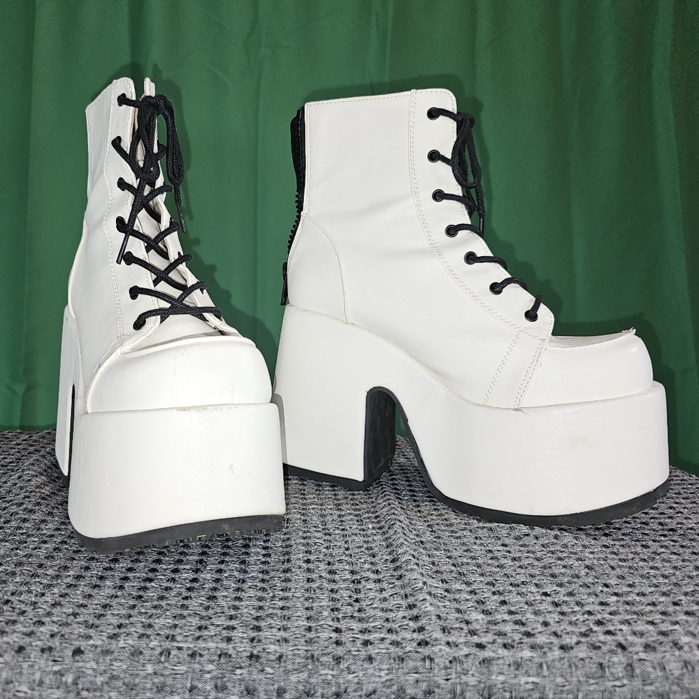 Demonia Camel 203 White Size 10